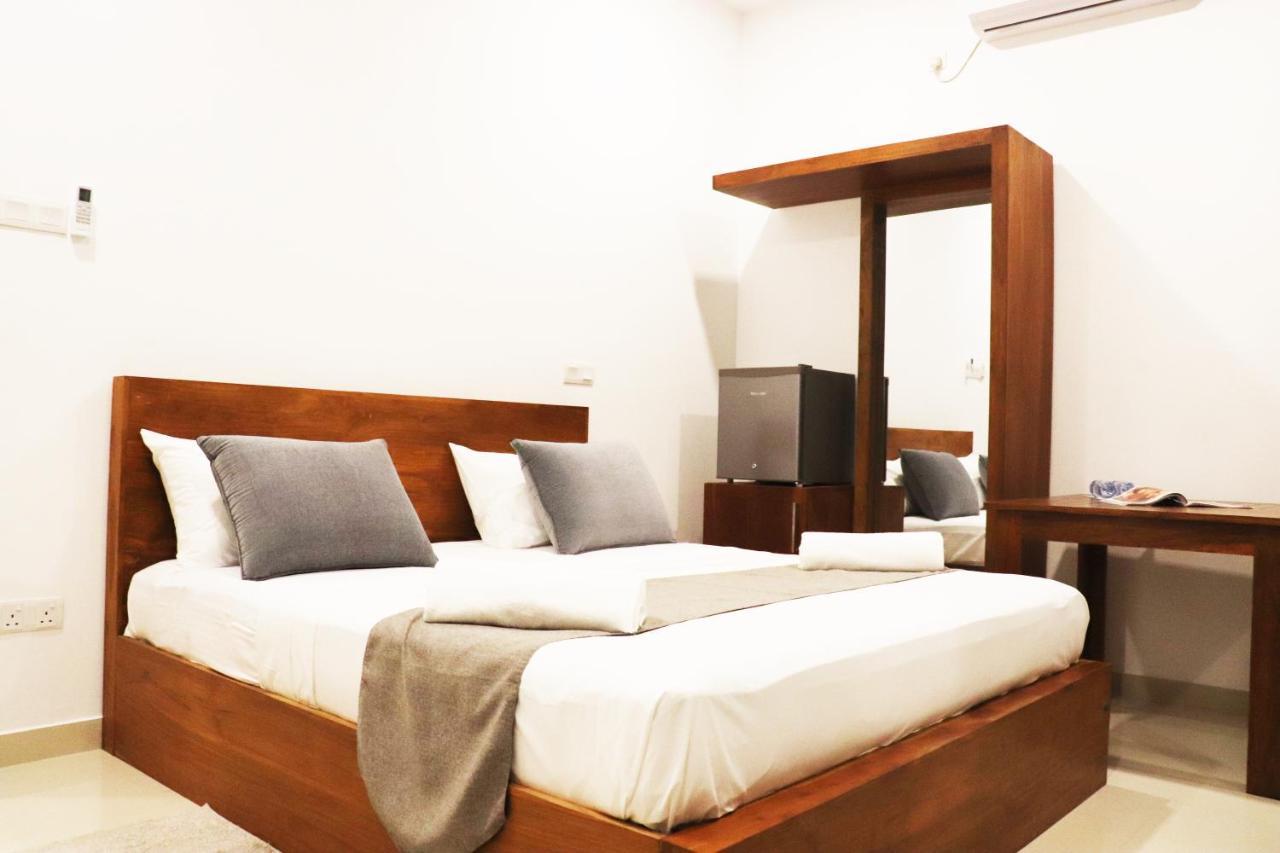 Marakolliya Beach Resort Tangalle Extérieur photo