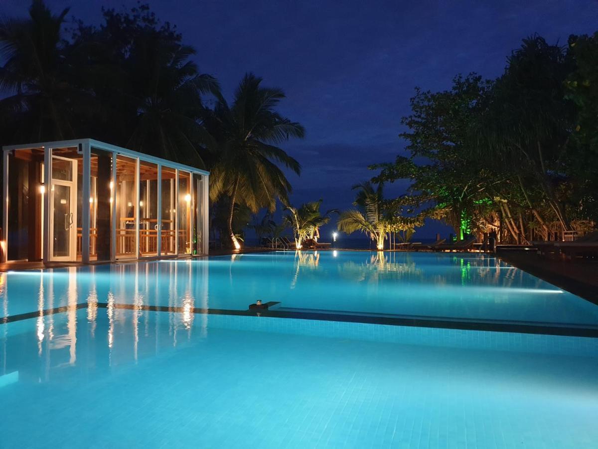 Marakolliya Beach Resort Tangalle Extérieur photo