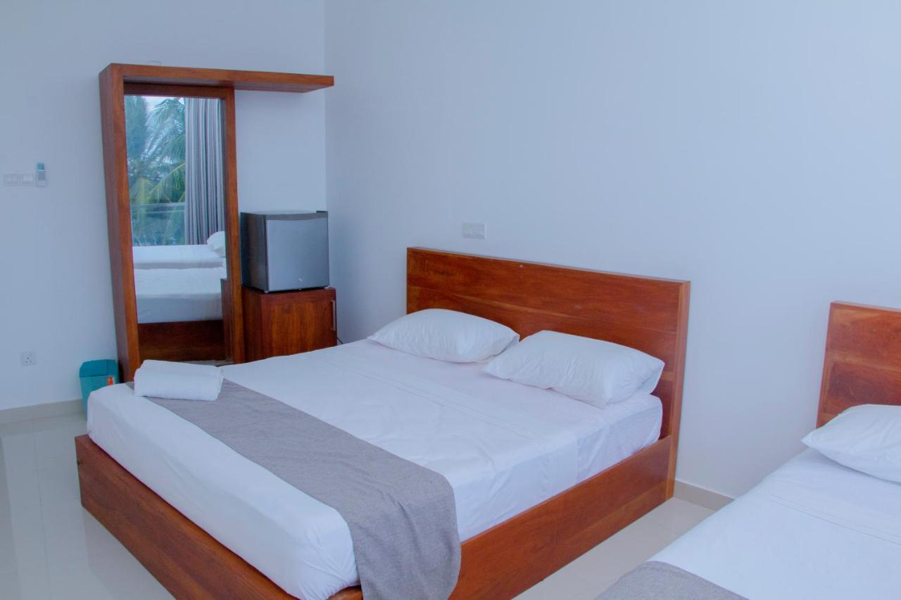 Marakolliya Beach Resort Tangalle Extérieur photo