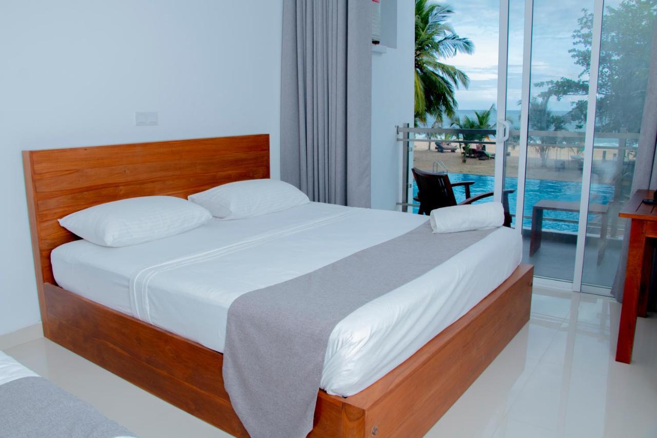 Marakolliya Beach Resort Tangalle Extérieur photo
