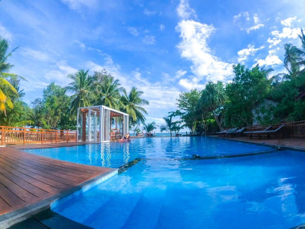 Marakolliya Beach Resort Tangalle Extérieur photo