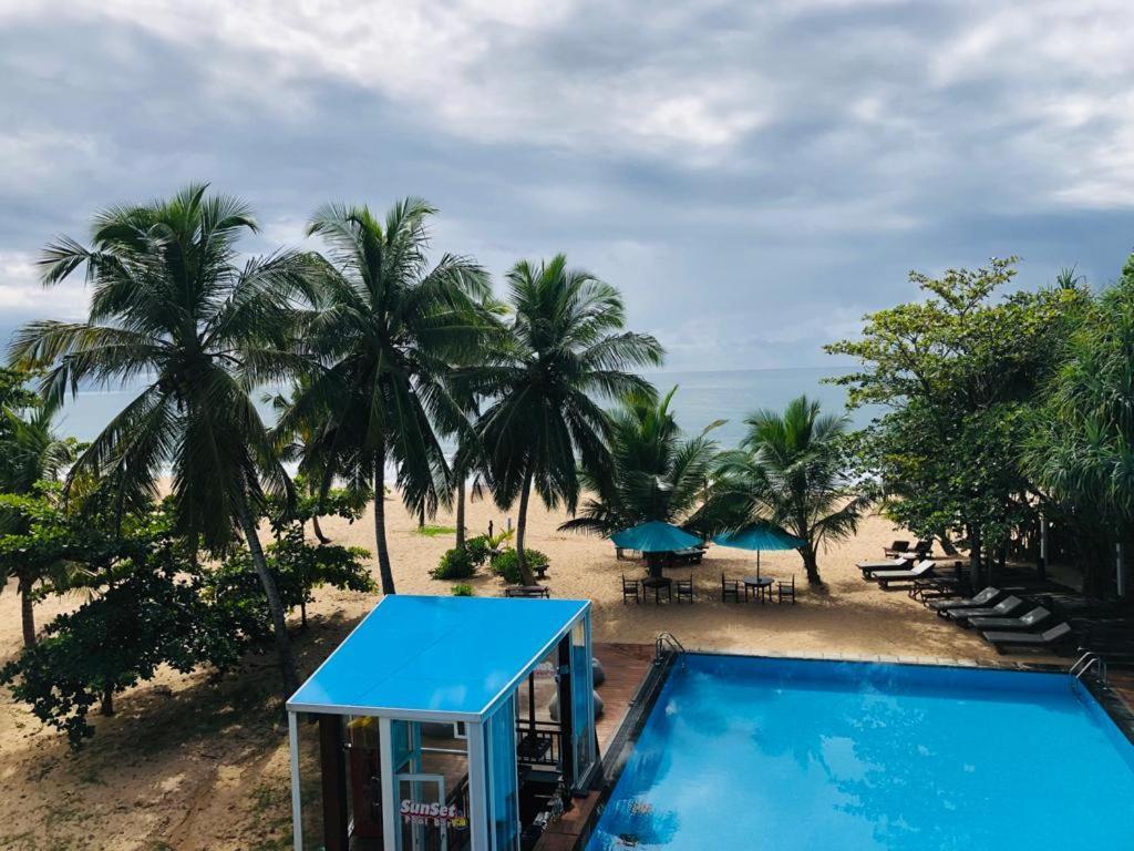 Marakolliya Beach Resort Tangalle Extérieur photo