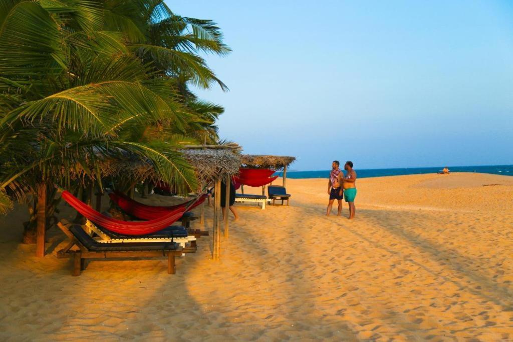 Marakolliya Beach Resort Tangalle Extérieur photo